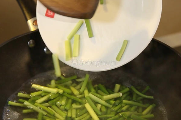 蒜苔炒腊肉的做法图解4