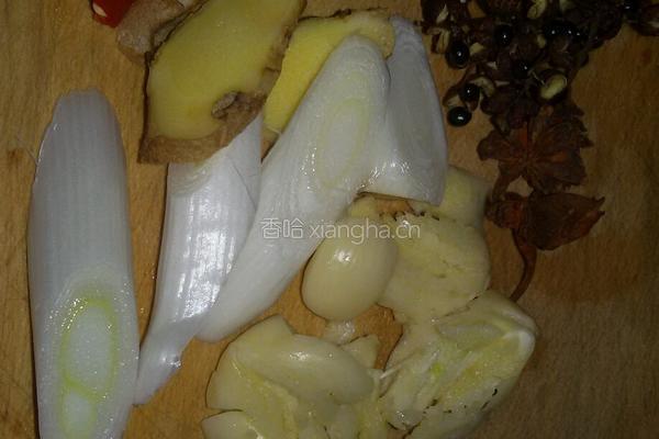 蒜蓉辣酱炒鸡爪的做法图解2