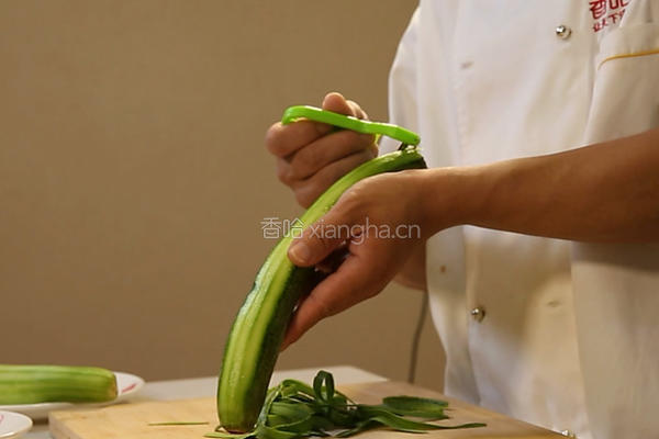 丝瓜小酥肉的做法图解1