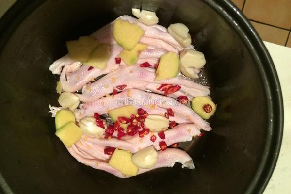 电饭煲酱香鸭脚的做法图解4