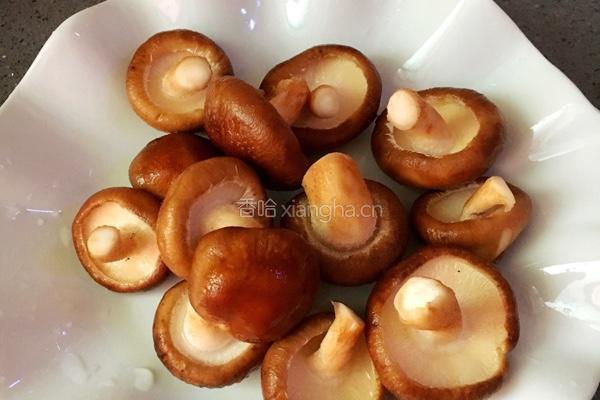 香菇炒肉的做法图解1