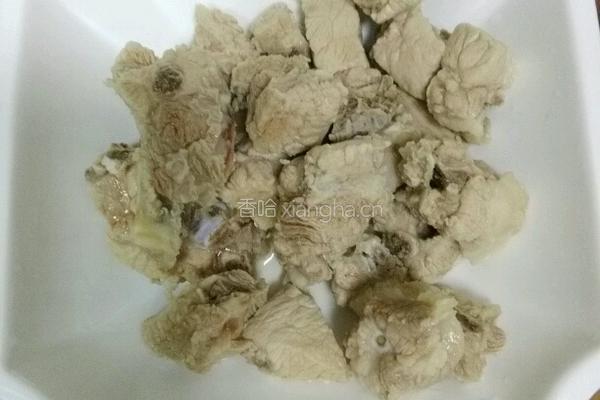 胡萝卜烧排骨的做法图解2