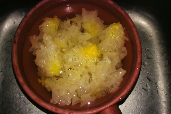 秋季滋润雪耳糖水的做法图解1
