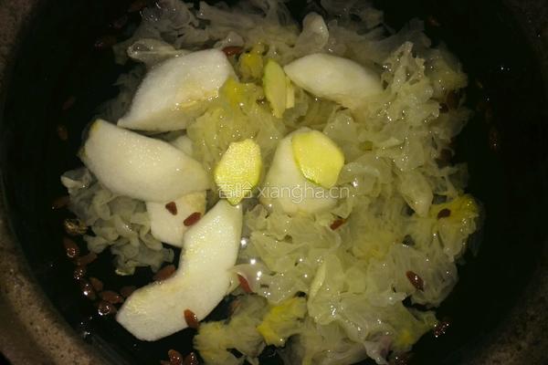 秋季滋润雪耳糖水的做法图解3