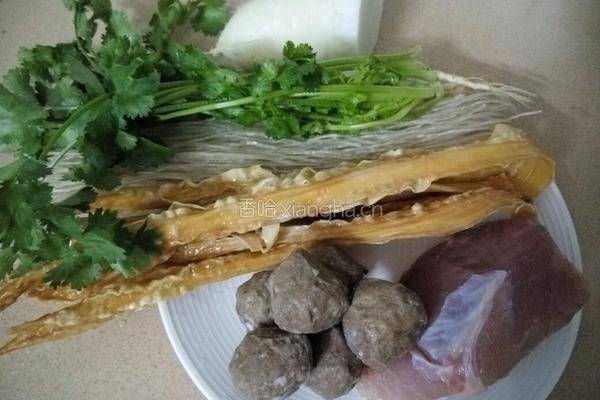 牛筋丸粉丝煲的做法图解1