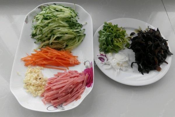 凉拌木耳火腿黄瓜丝的做法图解1