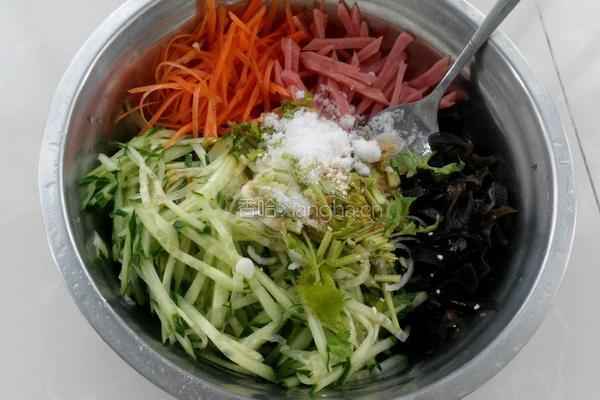 凉拌木耳火腿黄瓜丝的做法图解5