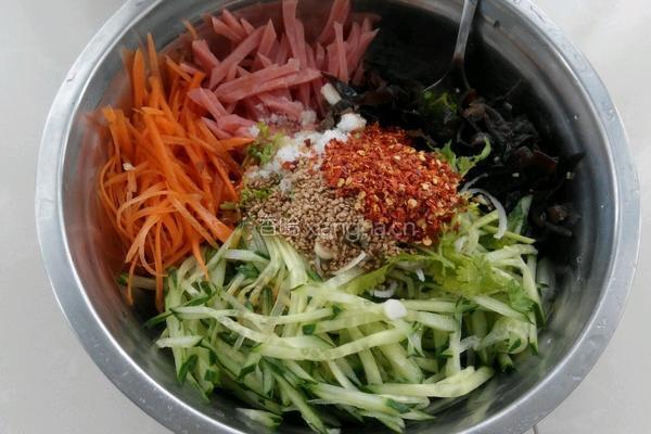 凉拌木耳火腿黄瓜丝的做法图解6