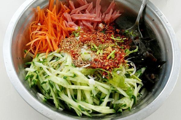 凉拌木耳火腿黄瓜丝的做法图解7