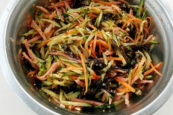 凉拌木耳火腿黄瓜丝的做法图解8