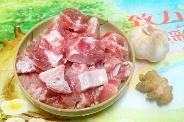 蒜香排骨的做法图解1
