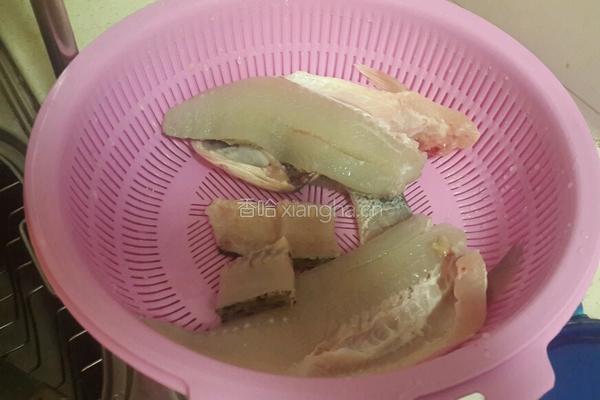 鲈鱼饼的做法图解1