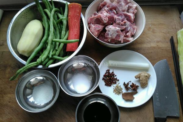 排骨炖豆角的做法图解1