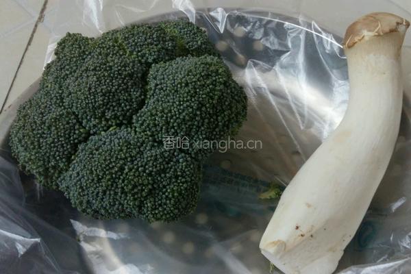 西兰花炒杏鲍菇的做法图解1