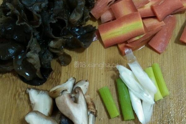香菇炒木耳胡萝卜的做法图解1