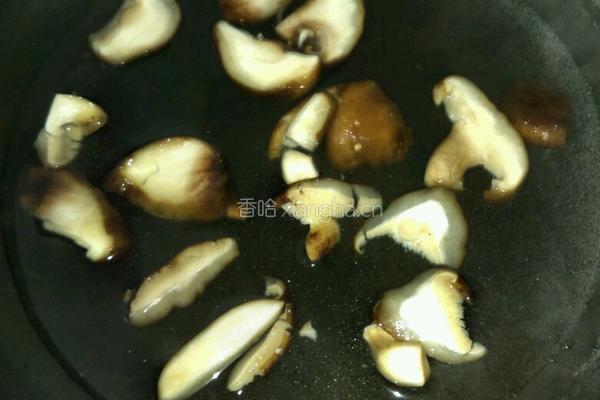 香菇炒木耳胡萝卜的做法图解2