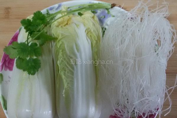 白菜莲花粉丝汤的做法图解1