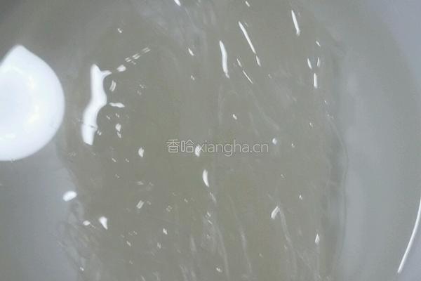 白菜莲花粉丝汤的做法图解2