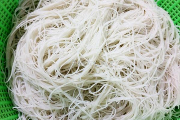 茼蒿菜炒米面的做法图解2