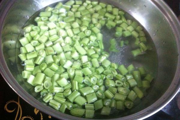 肉丁炒四季豆的做法图解4
