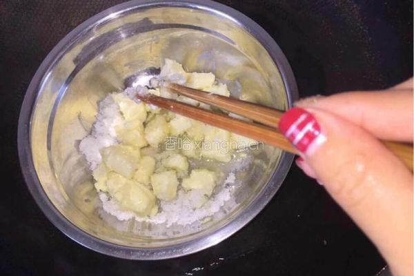 葡萄干轻乳酪蛋糕的做法图解2