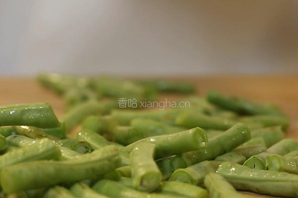 豆角炒腊肠的做法图解1