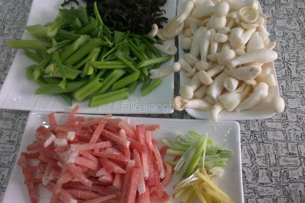 芹菜 白玉菇的做法图解1