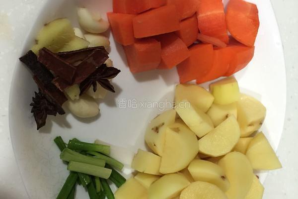 土豆焖牛肉的做法图解1