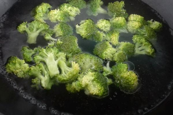 西蓝花凉拌木耳的做法图解2