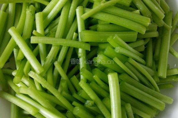 鸡丝蒿子杆的做法图解1