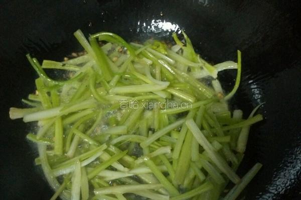 芹菜炒豆干的做法图解2