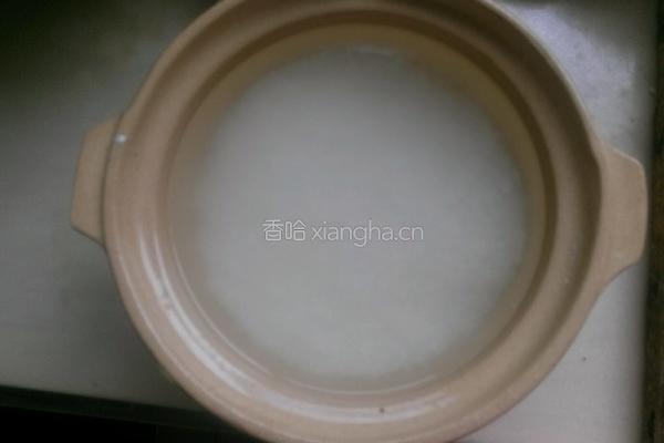 胡萝卜瘦肉煲仔饭的做法图解1