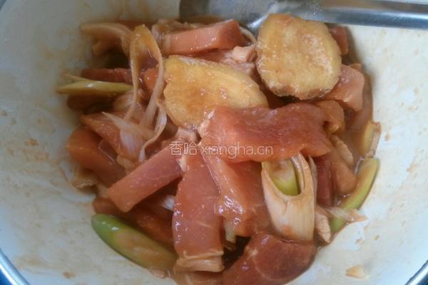 胡萝卜瘦肉煲仔饭的做法图解2