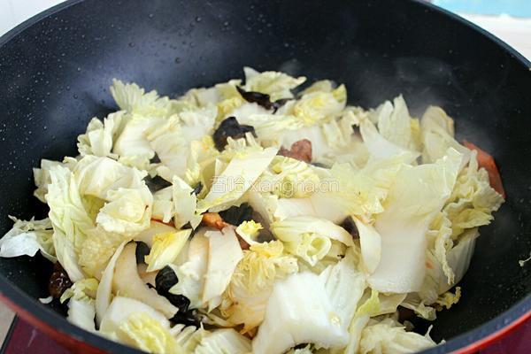 白菜片木耳炒肉的做法图解5