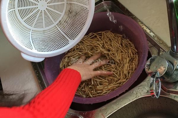 凉拌折耳根（鱼腥草）的做法图解1