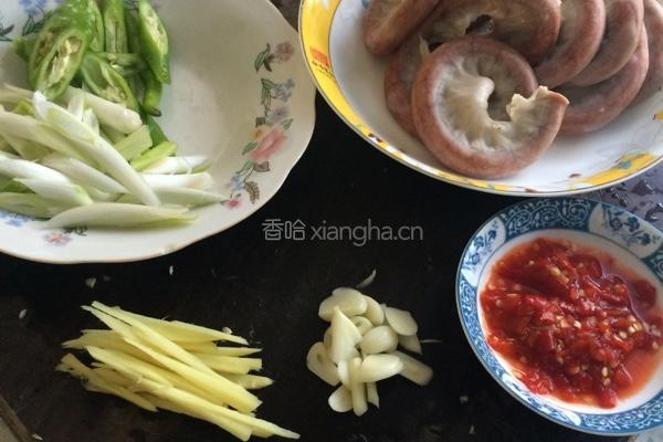 双椒炒粉肠的做法图解1
