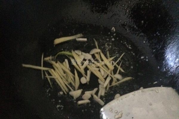 双椒炒粉肠的做法图解3