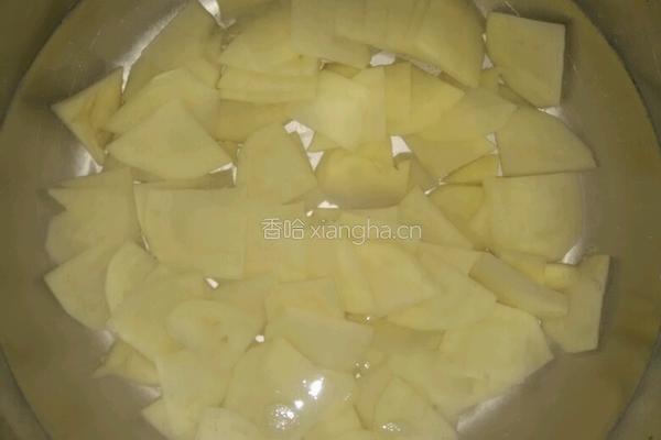 辣白菜炒土豆片的做法图解1