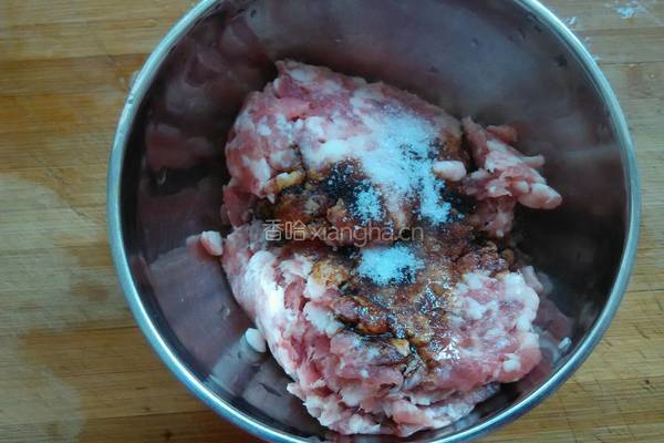 胡萝卜豆芽炒肉沫的做法图解2