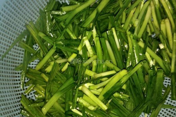 蒜苗炒腊肉的做法图解1