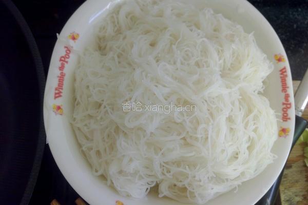 炒兴化粉的做法图解1
