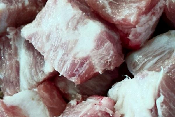 青椒百叶结炒肉块的做法图解1