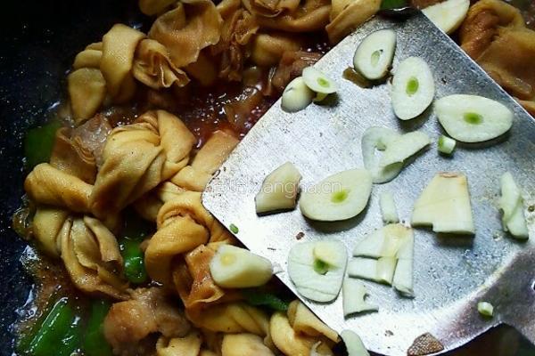 青椒百叶结炒肉块的做法图解7
