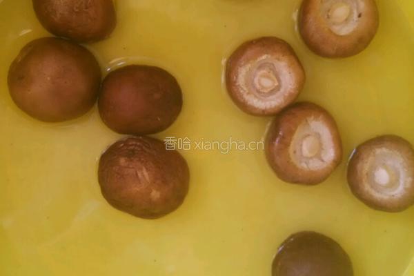 香菇炖豆腐的做法图解1