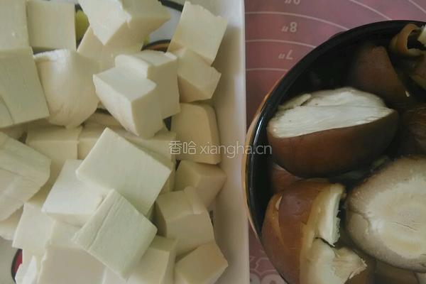 香菇炖豆腐的做法图解3