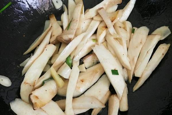爆炒鸡腿菇的做法图解3
