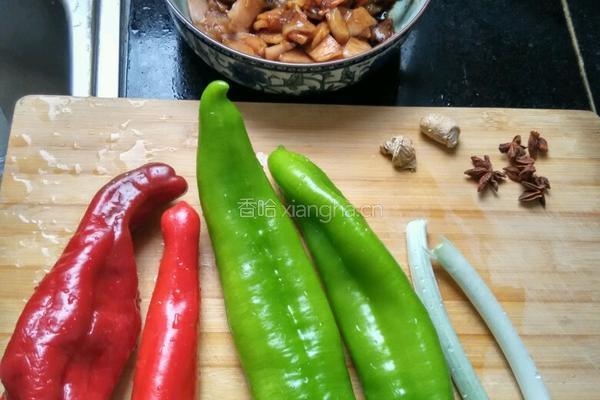 双椒炒肉片的做法图解1