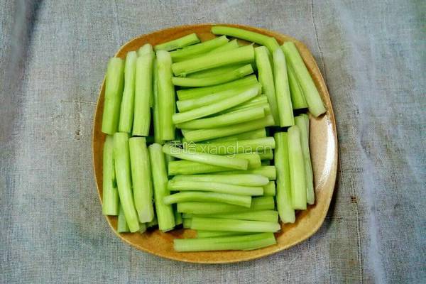 菜梗炒腊肉的做法图解1