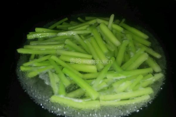 菜梗炒腊肉的做法图解3