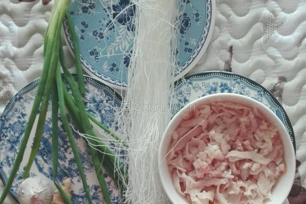 酸菜肉丝粉丝汤的做法图解1